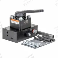 ENERPAC Control Valve: 4.5 gpm Max Flow Rate, Three Positions, 1/4 in NPT x 1/4 in NPT x 1/4 in NPT (MPN VM33). Key specifications — attr1018253: ENERPAC; attr1018249: VM33; attr1018300: Manual; attr1018289: VM; attr1416406: 1/4" NPT.