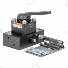 ENERPAC Control Valve: 4.5 gpm Max Flow Rate, Three Positions, 1/4 in NPT x 1/4 in NPT x 1/4 in NPT (MPN VM33). Key specifications — attr1018253: ENERPAC; attr1018249: VM33; attr1018300: Manual; attr1018289: VM; attr1416406: 1/4" NPT.