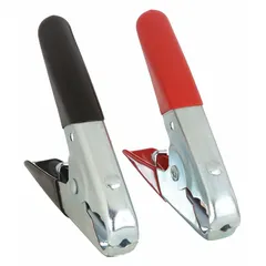 This alligator clip features a parrot jaw design with steel contacts and vinyl insulation. Rated for 500 A max current and 24V maximum voltage, it accepts 1 to 4 AWG wire. Suitable for high-current battery connections in automotive and industrial settings.