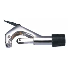 This enclosed feed standard wheel cutter is designed for cutting copper tubing with outer diameters from 1/4 in to 1 11/16 in. Suitable for manual operation in plumbing, HVAC, and refrigeration applications requiring clean cuts on soft metal tubing.