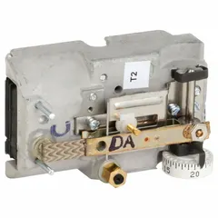 Pneumatic thermostat for HVAC systems, direct action, temperature control range 15° to 30°C. Features 2 high-volume pipes/air flow outputs, horizontal mounting, no cover. Suitable for regulating pneumatic actuators or valves in heating or cooling zones.