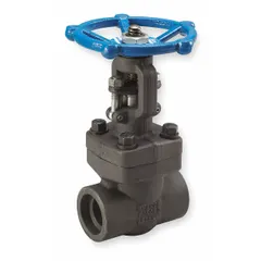 This forged steel gate valve features a rising stem and solid wedge made of 410 stainless steel. It is designed for on/off isolation in high-pressure systems up to 1,975 psi CWP. The valve has socket x socket connections and is operated by a handwheel. Typical applications include petroleum and gas industry pipelines.