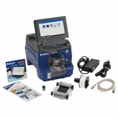 This wraparound label printer and applicator operates in PC-connected or standalone auto mode, producing up to 1,000 labels per day at 300 dpi. It includes a power cord, a roll of vinyl 1.25 in x 1 in clear/white labels (A62-3-417), and the Brady Workstation Product and Wire ID Software Suite. Typical applications include wire, cable, and product identification in industrial settings.