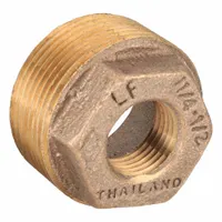 This brass straight pipe fitting connects 1 1/4 in and 1/2 in threaded pipes in low-pressure potable water systems. Rated Class 125 with a maximum operating pressure of 200 psi, it is suitable for residential and commercial plumbing applications requiring a corrosion-resistant joint