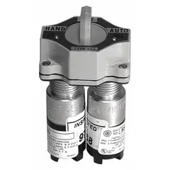The APPLETON ELECTRIC SSBA1-3Q is a non-illuminated selector switch assembly without cover, featuring a short-handled knob operator head with maintained/maintained/maintained action. It has a 2-circuit contact form and is constructed with a gray aluminum housing. This switch is suitable for industrial control panel applications requiring maintained contact positions, such as on/off switching in harsh environments.