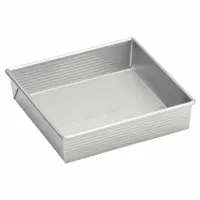 This straight side cake pan is fabricated from aluminized steel with a glazed coating and a closed bead closure. The solid, non-perforated design and 22 ga gauge provide rigidity for repeated use in baking applications. Suitable for commercial and professional kitchens requiring even heat distribution and easy release for cakes