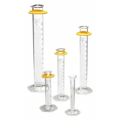 This starter kit includes a 25 mL TD, Class B graduated cylinder with bumper, manufactured to ASTM E1272 and USP Type I specifications. Designed for To Contain (TC) applications, it is suitable for precise liquid measurement in laboratory settings such as preparing standard solutions, dilutions, and volumetric analysis.