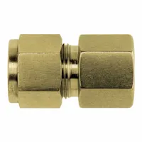 This double-ferrule brass compression fitting connects 3/8 in OD tubing to a 1/4 in FNPT port. It is clean and bagged for immediate use in industrial fluid systems requiring leak-tight, vibration-resistant joints. Compatible with Parker CPI fittings