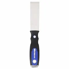This standard scraper features a stainless steel blade with a straight, bevel/offset tip and a full tang for rigidity. The handle is constructed from polypropylene, TPR, and steel with a hammer end, providing a comfortable grip. Suitable for removing paint, adhesive, and other buildup from flat surfaces in maintenance and construction applications.