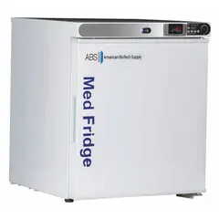 This tabletop lab refrigerator provides a temperature range of 2°C to 7°C for storing pharmacy and vaccine products. It features a solid swing door that opens to the right, a temperature alarm, and uses R-600a refrigerant. The unit is finished in white and has an overall depth of 19 1/4 inches.