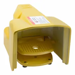 The SQUARE D 9002AW133 is a single-pedal foot switch with momentary action and DPDT contacts. It is electrically corded and includes a foot guard for operator protection. Typical applications include machine start/stop, conveyor controls, and press operations requiring hands-free actuation.