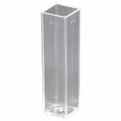 Square plastic cuvette with 4.5 mL capacity and 800 nm maximum bandwidth. Used in spectrophotometers for measuring light absorbance or transmittance of liquid samples in laboratory settings.