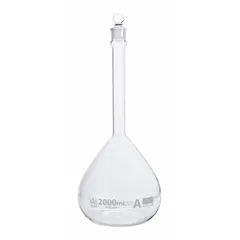 This 2 L glass volumetric flask is made from Type I USP borosilicate glass, ensuring thermal and chemical resistance. It has a tolerance of 0.50 mL, a colorless body, and an overall height of 370 mm. The flask includes a closure and is compatible with stopper size 27. Used for precise liquid measurement and preparation of standard solutions in analytical chemistry and quality control.