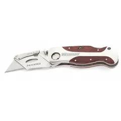 This manually opening utility knife features a steel blade and metal construction for cutting, trimming, and scoring materials such as cardboard, drywall, and plastic strapping. It includes one blade and a pocket clip for convenient carry. Suitable for general maintenance, construction, and packaging tasks.